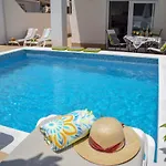 Willa Paradise - Valeria